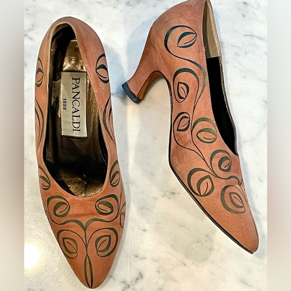 Pancaldi Vintage Italian suede pumps, leather swirl accents, nude/green,7, EUC